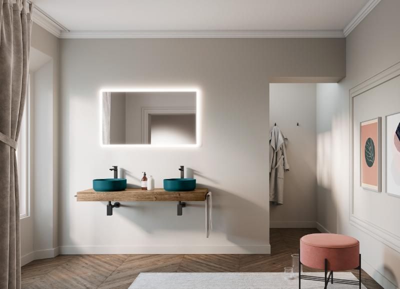 Un bagno con due wc un lavandino e uno specchio