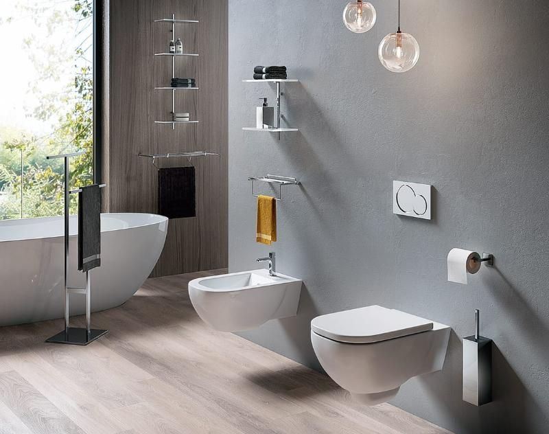 Un bagno con wc, lavandino e specchio.