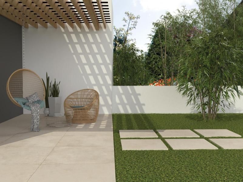 Un patio con due sedie e una poltrona sospesa