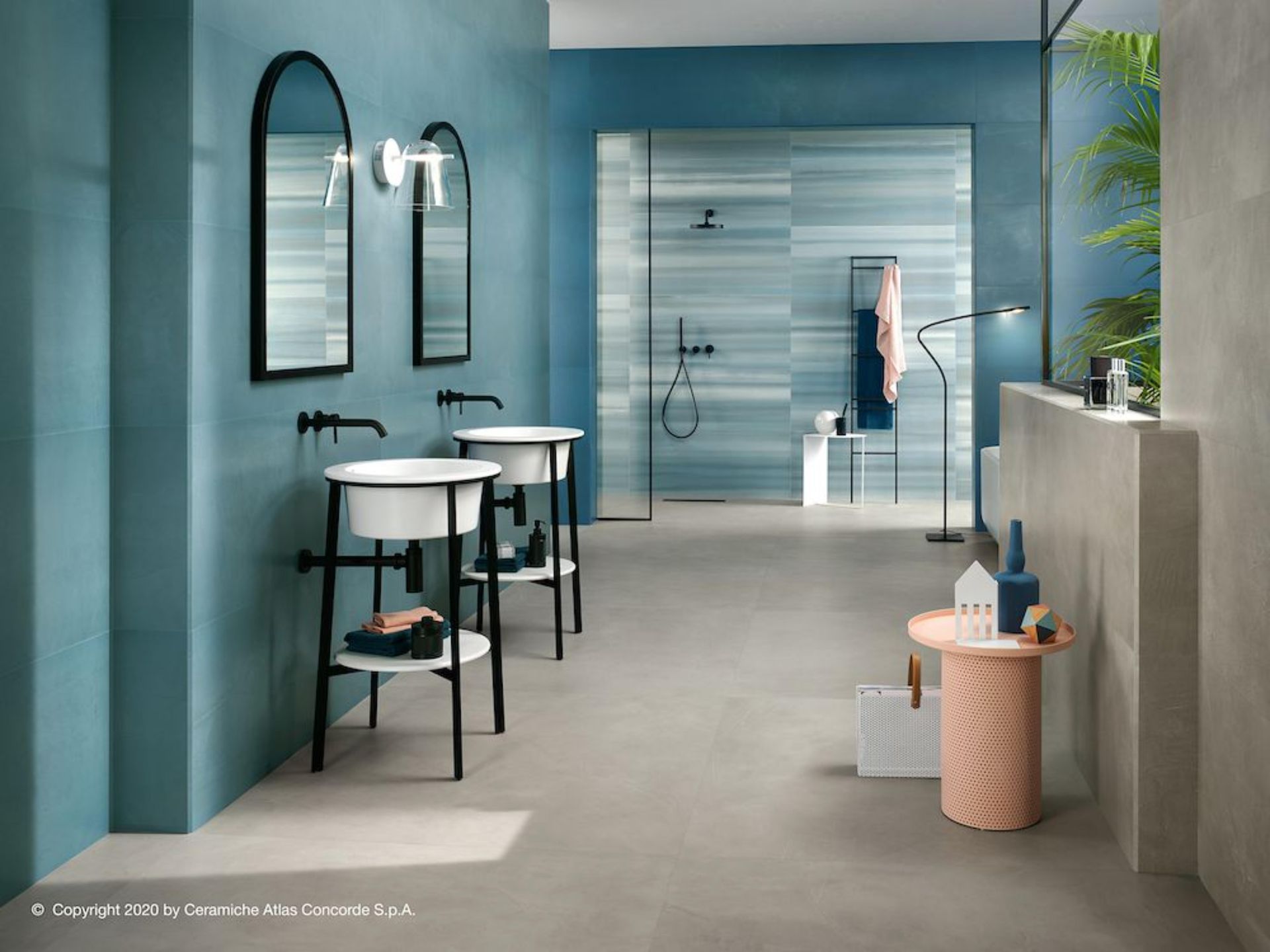 Un bagno con due lavandini e due specchi.