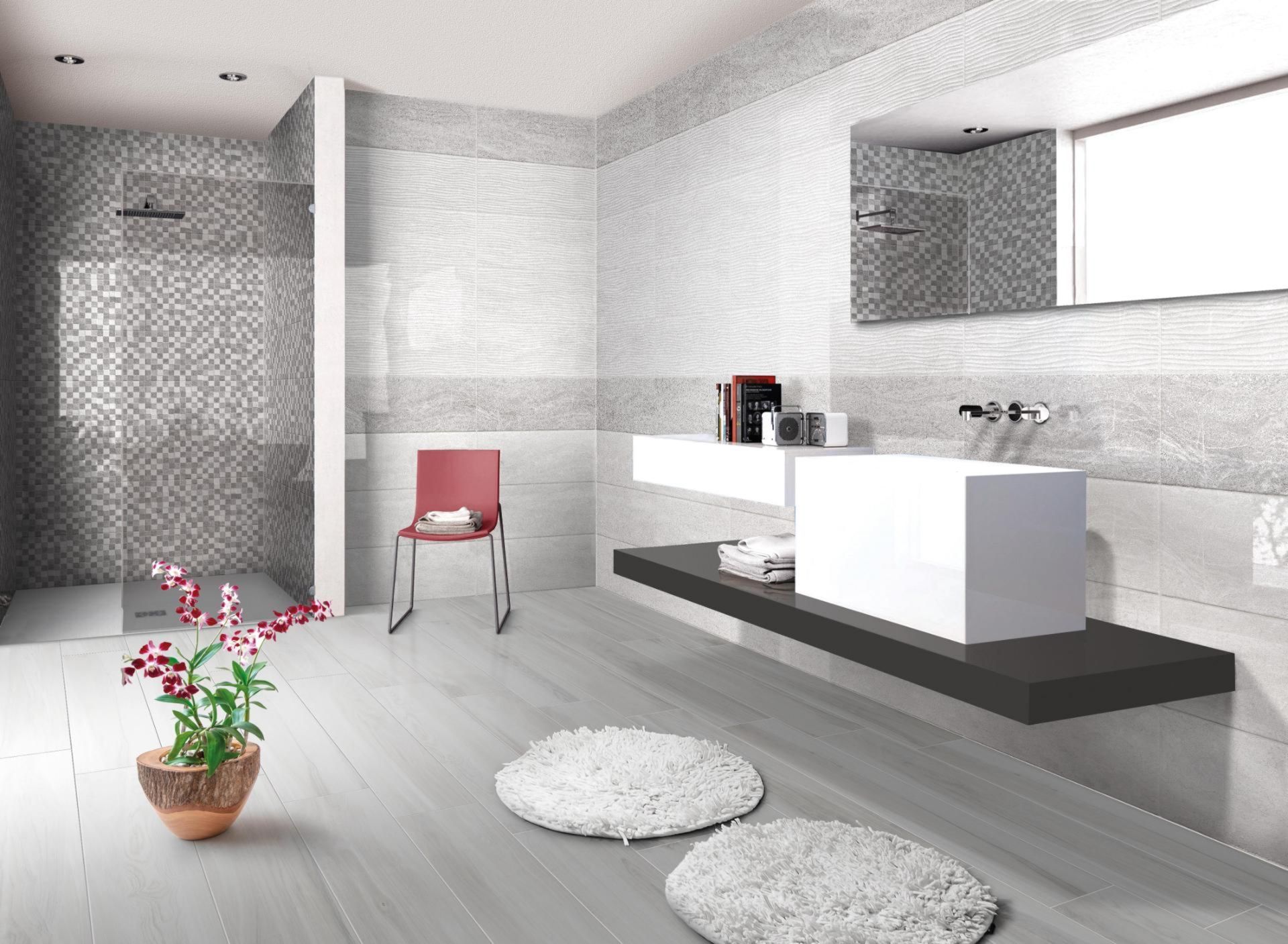 Un bagno con due lavandini, una sedia e un vaso di fiori.