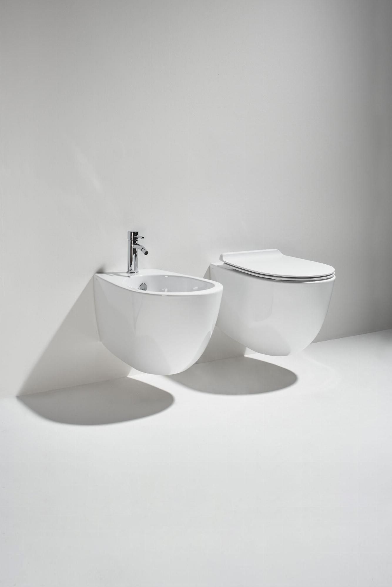 C'è un bidet e un wc nel bagno.