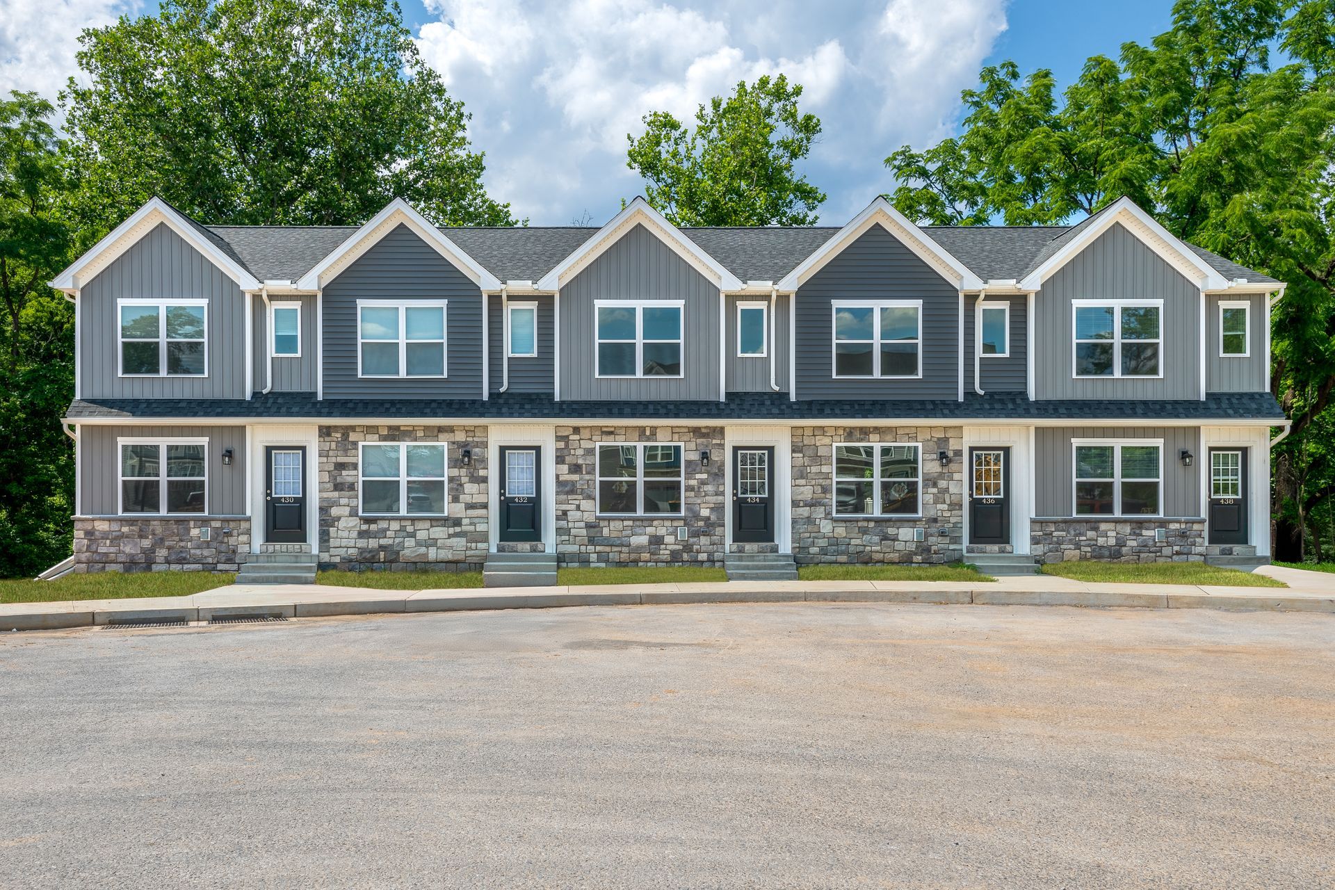 A row of apartment buildings with a lot of windows