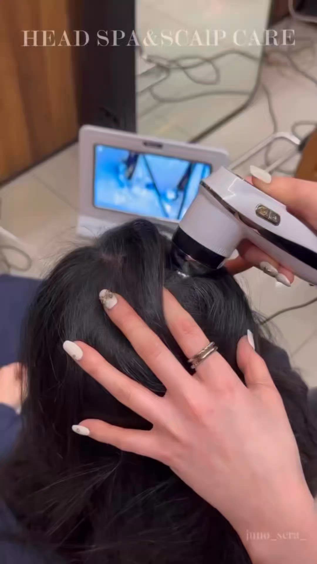 Stylist checking a guest's scalp with a microscope camera at JUNO HAIR Myeongdong Branch 4