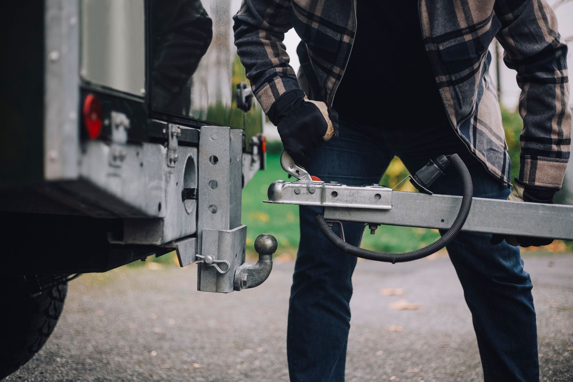 Attaching the Trailer at the Back – Canton, OH – Mike Spencer Towing