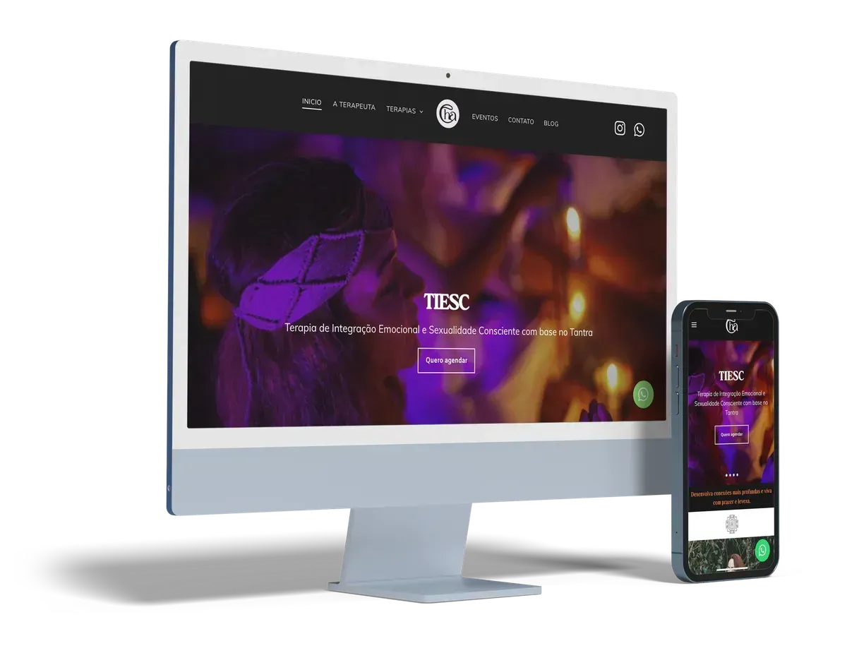Computador desktop e smartphone exibindo um site com identidade visual em roxo e branco, mostrando uma imagem desfocada de um evento.