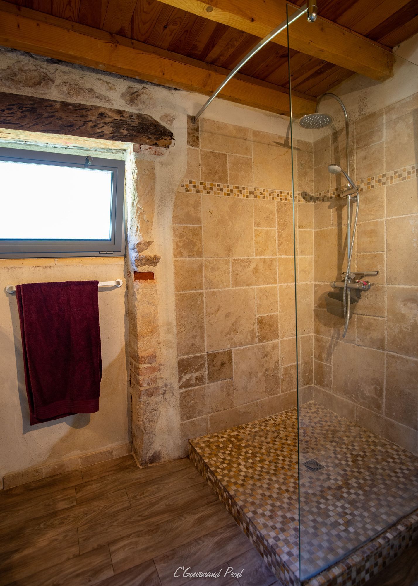 une salle de bain avec douche à l'italienne et fenêtre.