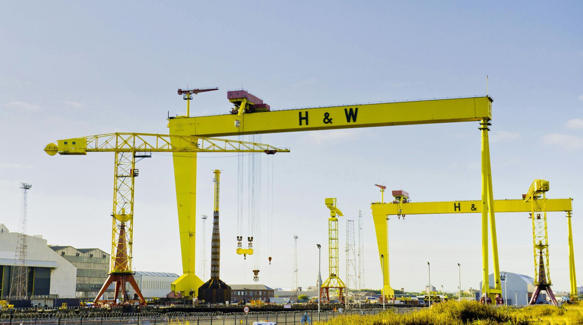 Gele industriële portaalkranen met het opschrift 