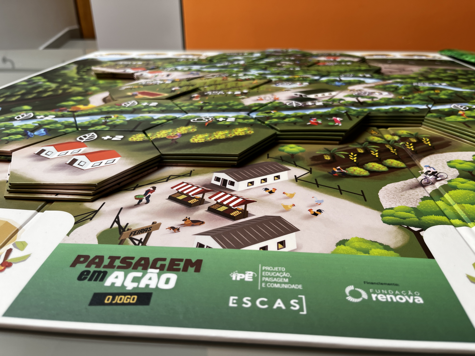 Jogo de tabuleiro educativo desenvolvido para projetos de educação e comunidade