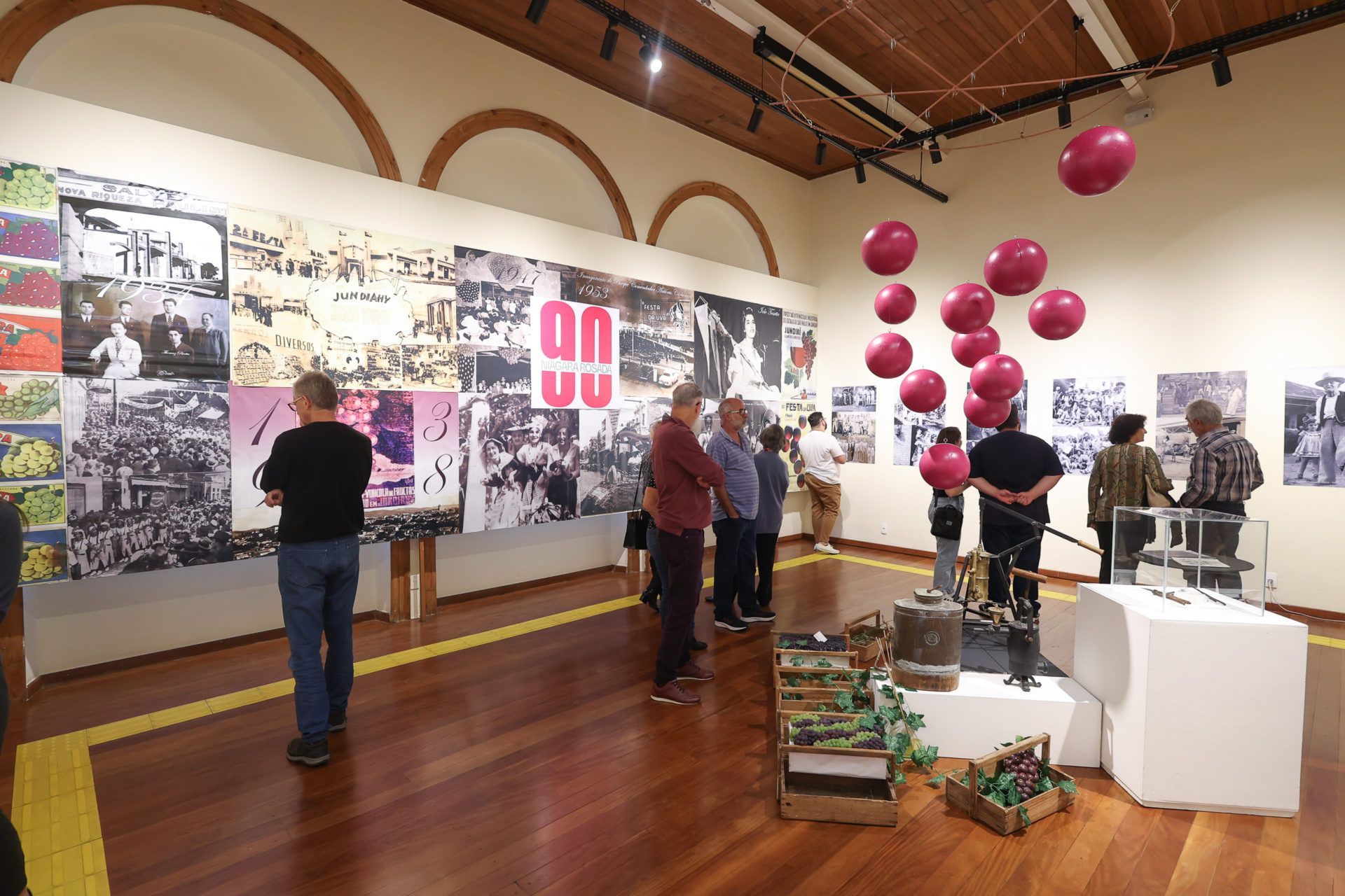 Narrativa visual da exposição 90 Anos Niagara Rosada integrada ao espaço da Pinacoteca
