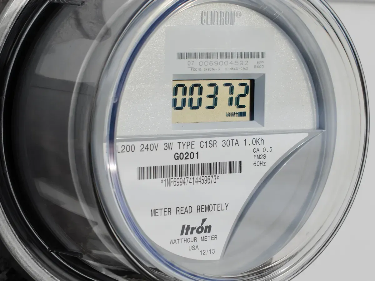 A close up of a meter that says 00372 on it