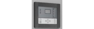 Termostato digitale nero a parete con schermo monocromatico e pannello di controllo bianco con pulsanti di navigazione.