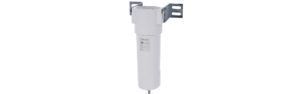 Alloggiamento bianco per filtro dell'acqua industriale con staffe di montaggio in metallo, isolato su sfondo bianco.