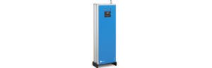 Armadio industriale alto e blu per compressore d'aria, con display digitale sul pannello frontale, su uno sfondo bianco uniforme.