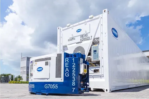 Foto de container e genset com a logo da Realreefer Foto de container e genset com a logo da Realreefer