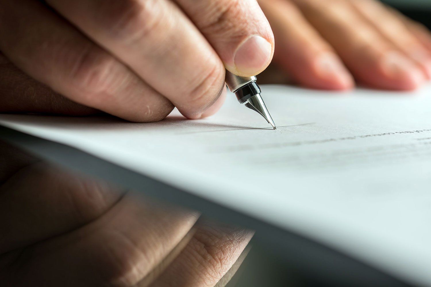 Uomo che firma un documento