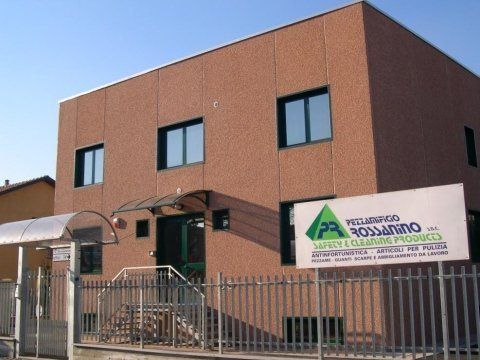 Edificio industriale marrone con finestre, insegna della ditta 