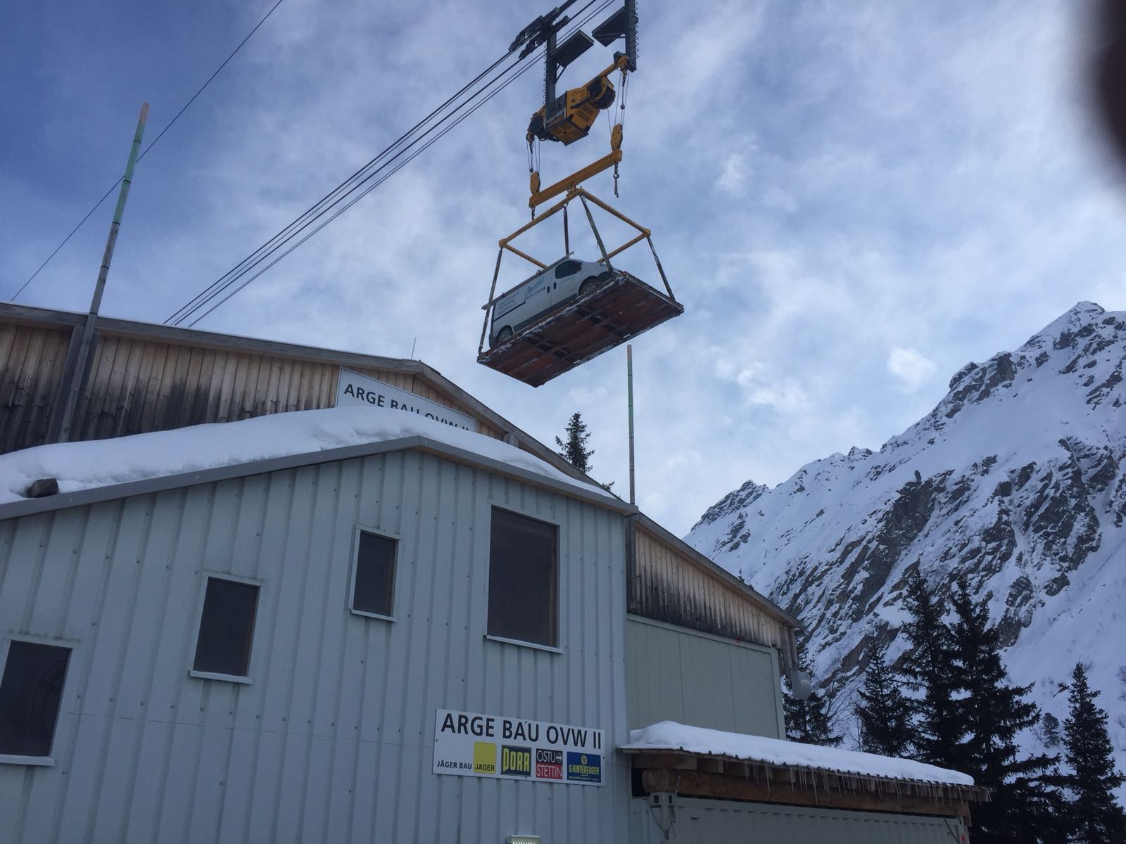 Gondel mit Auto von unten