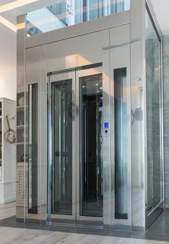 Porte in vetro dell’ascensore nell’atrio di un edificio moderno