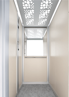 Interno di ascensore vuoto con pareti beige e luci a soffitto decorative