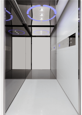 Interno moderno di ascensore con pareti bianche e nere lucide e luci circolari blu sul soffitto