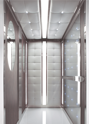 Interno moderno di ascensore con pareti a specchio, pannelli grigi imbottiti e una striscia luminosa verticale centrale