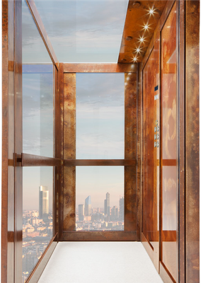 Balcone vetrato con vista sullo skyline della città e calde finiture in legno