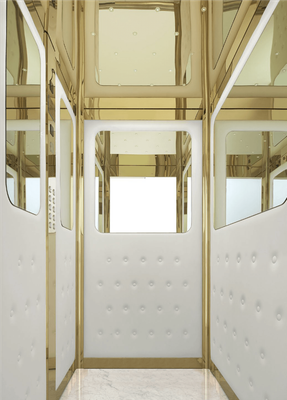 Interno moderno di un treno o ascensore bianco e dorato, con ampie finestre e pannelli inferiori satinati