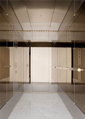 Interno moderno di ascensore in vetro con pareti beige e pannelli a specchio