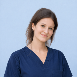 Operatore sanitario sorridente in camice blu su sfondo azzurro