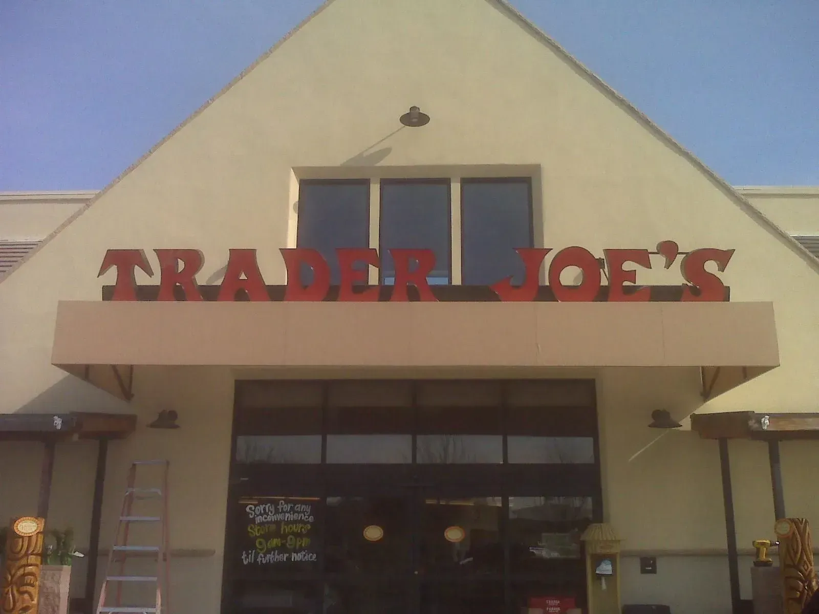 The front of a trader joe 's store