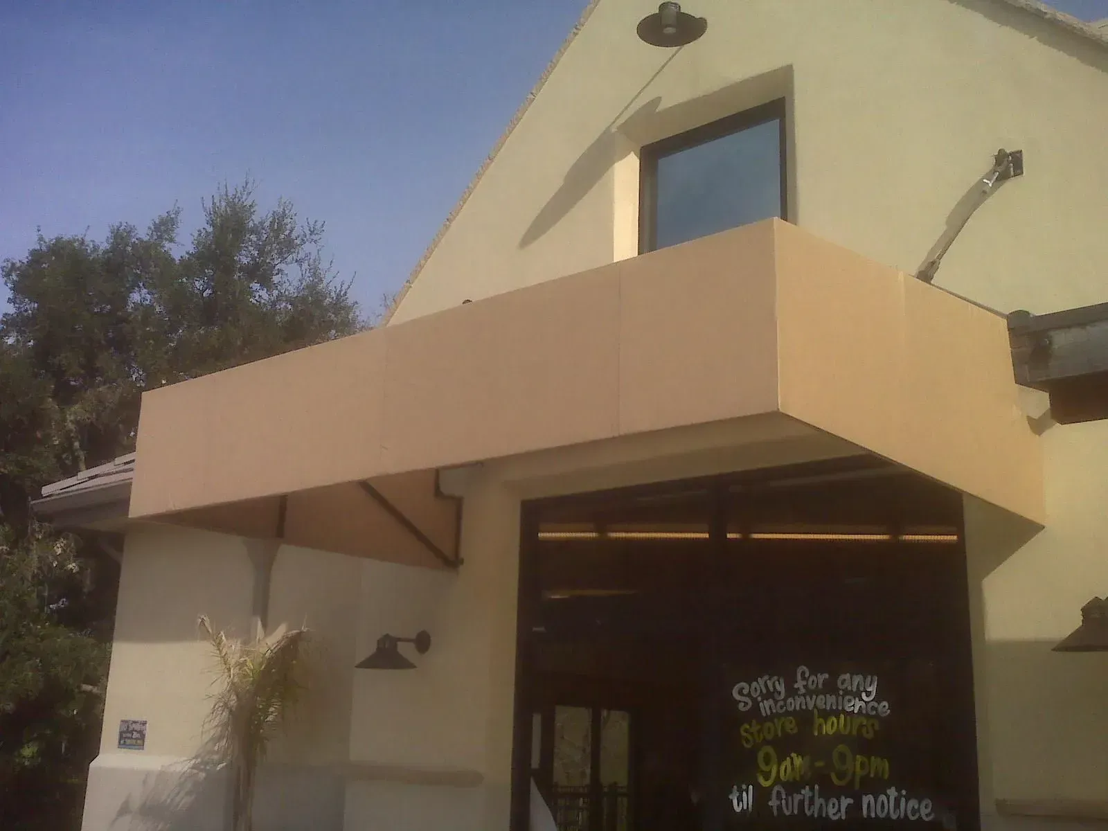 A building with a sign that says stay for my specials