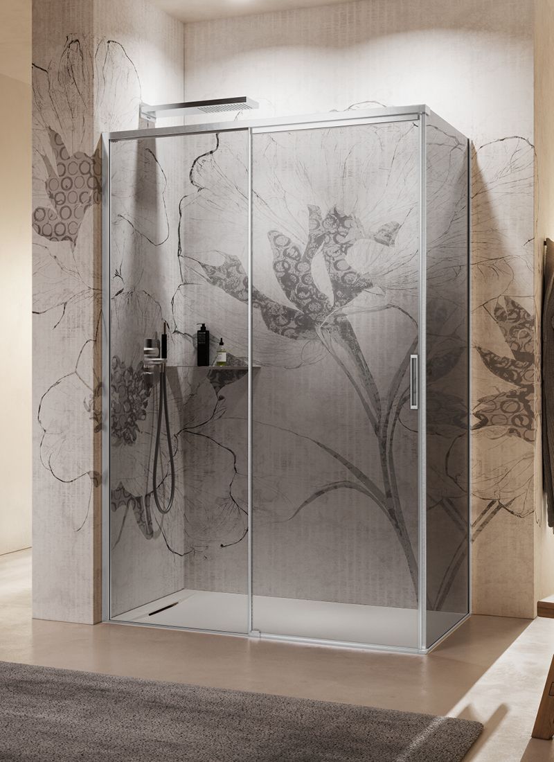 rubinetto del bagno con acqua che scorre