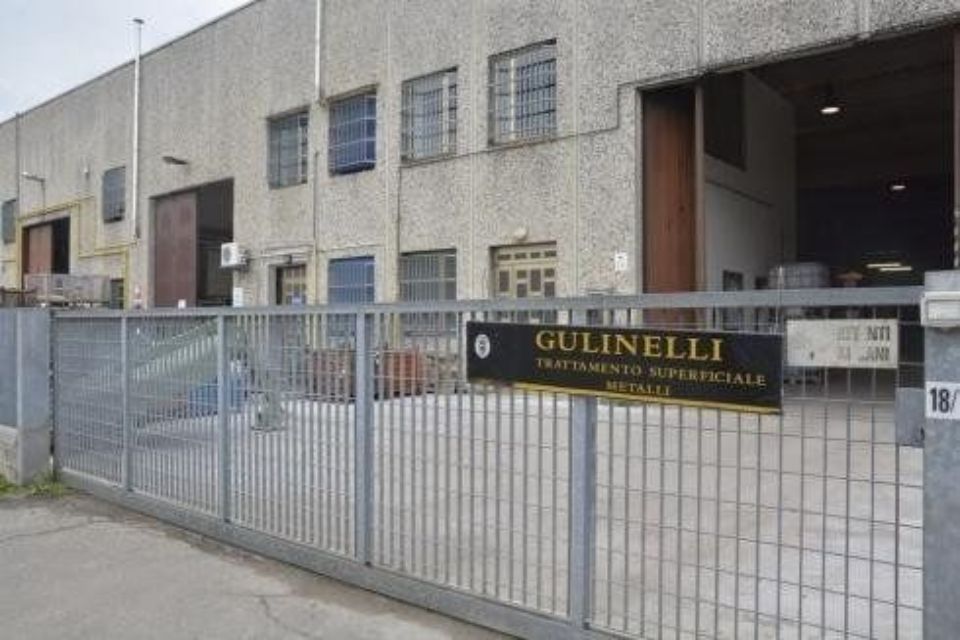 Vista esterna dell'impianto di trattamento delle superfici metalliche Gulinelli, edificio grigio con cancello.