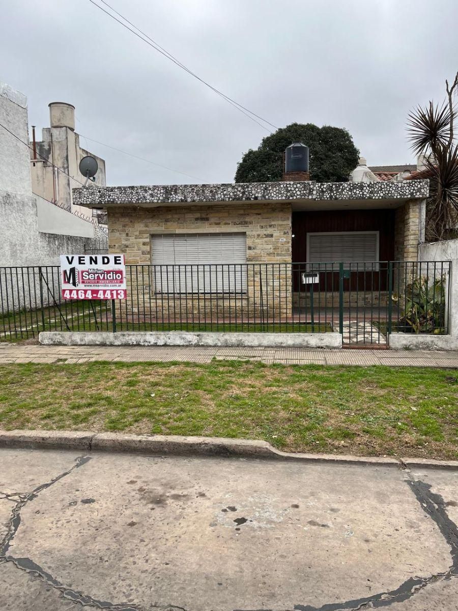 Pequeña casa destartalada con un letrero de