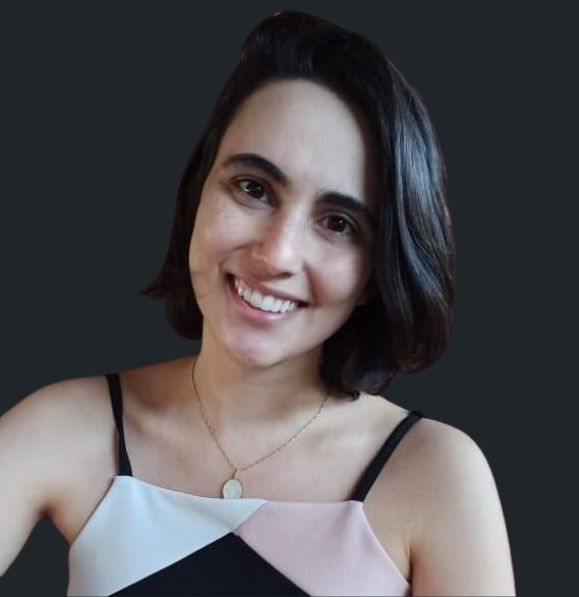 Uma mulher usando um colar está sorrindo para a câmera