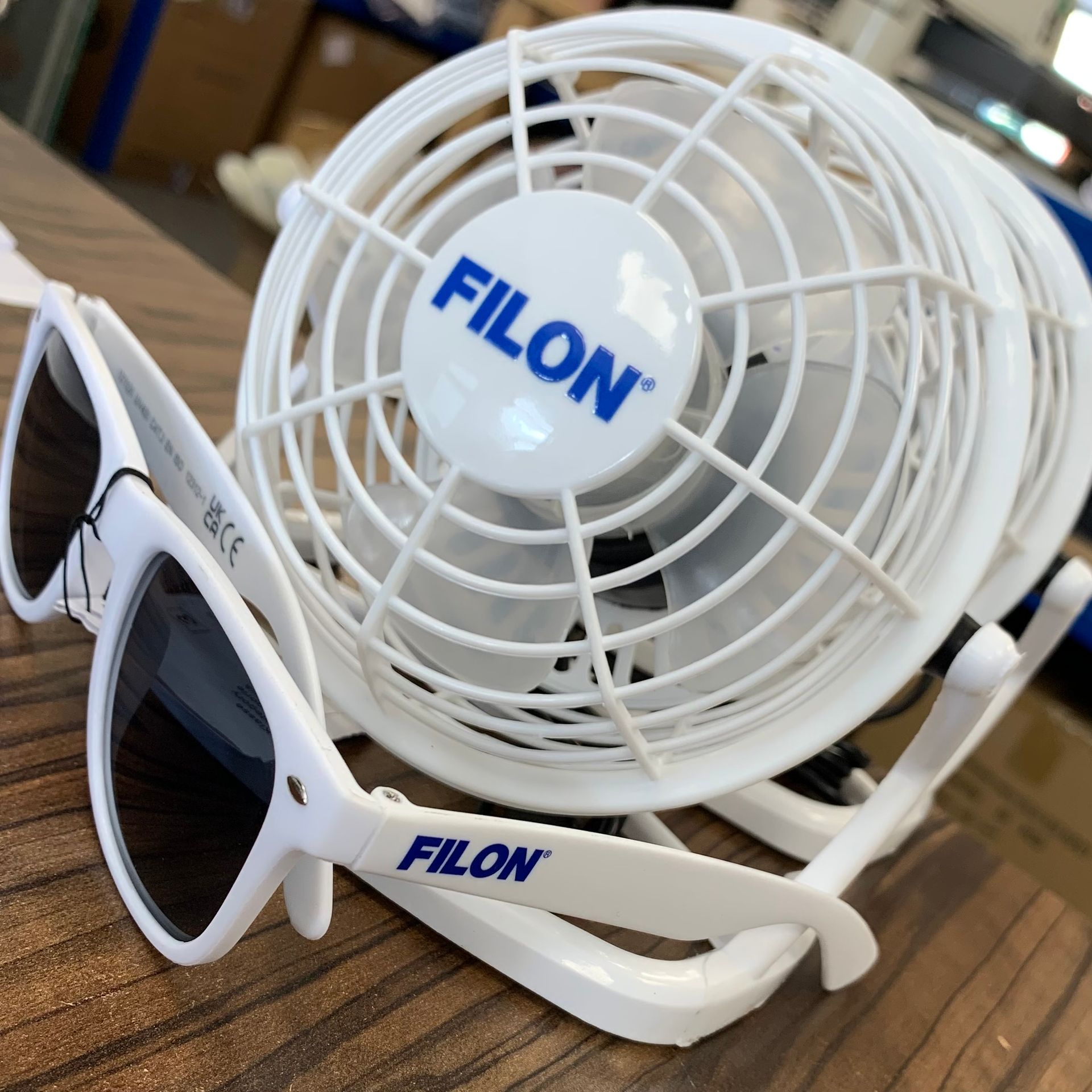 WhiteLodge Filon fan and sunglasses