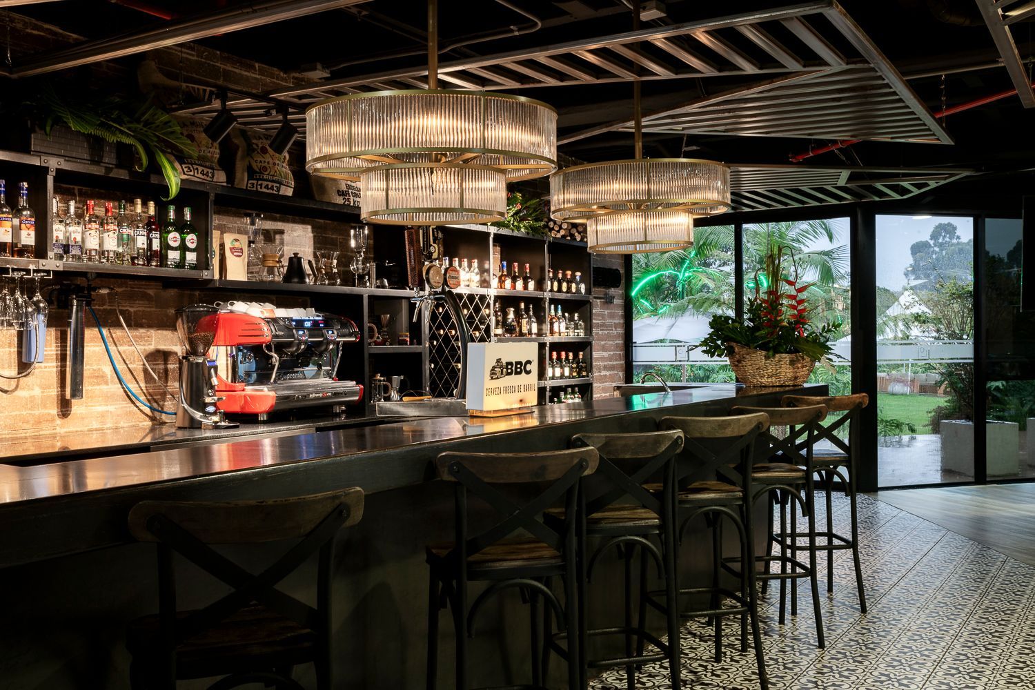 Un bar con muchas botellas de licor en los estantes bar lugano.