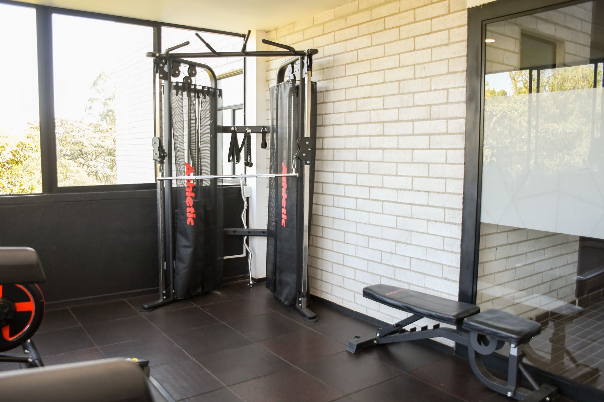 Un gimnasio con mucho equipo de ejercicio y un banco  hotel Lagoon Llanogrande.