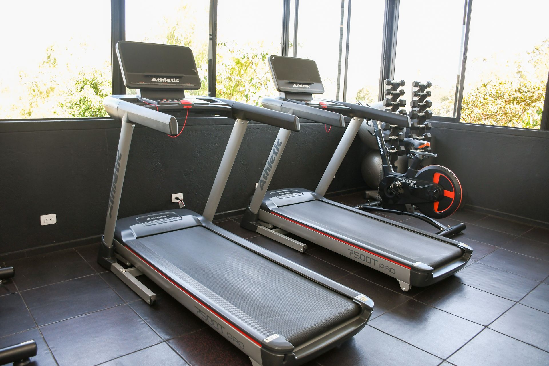 Hay dos cintas de correr una al lado de la otra en un gimnasio  hotel Lagoon Llanogrande