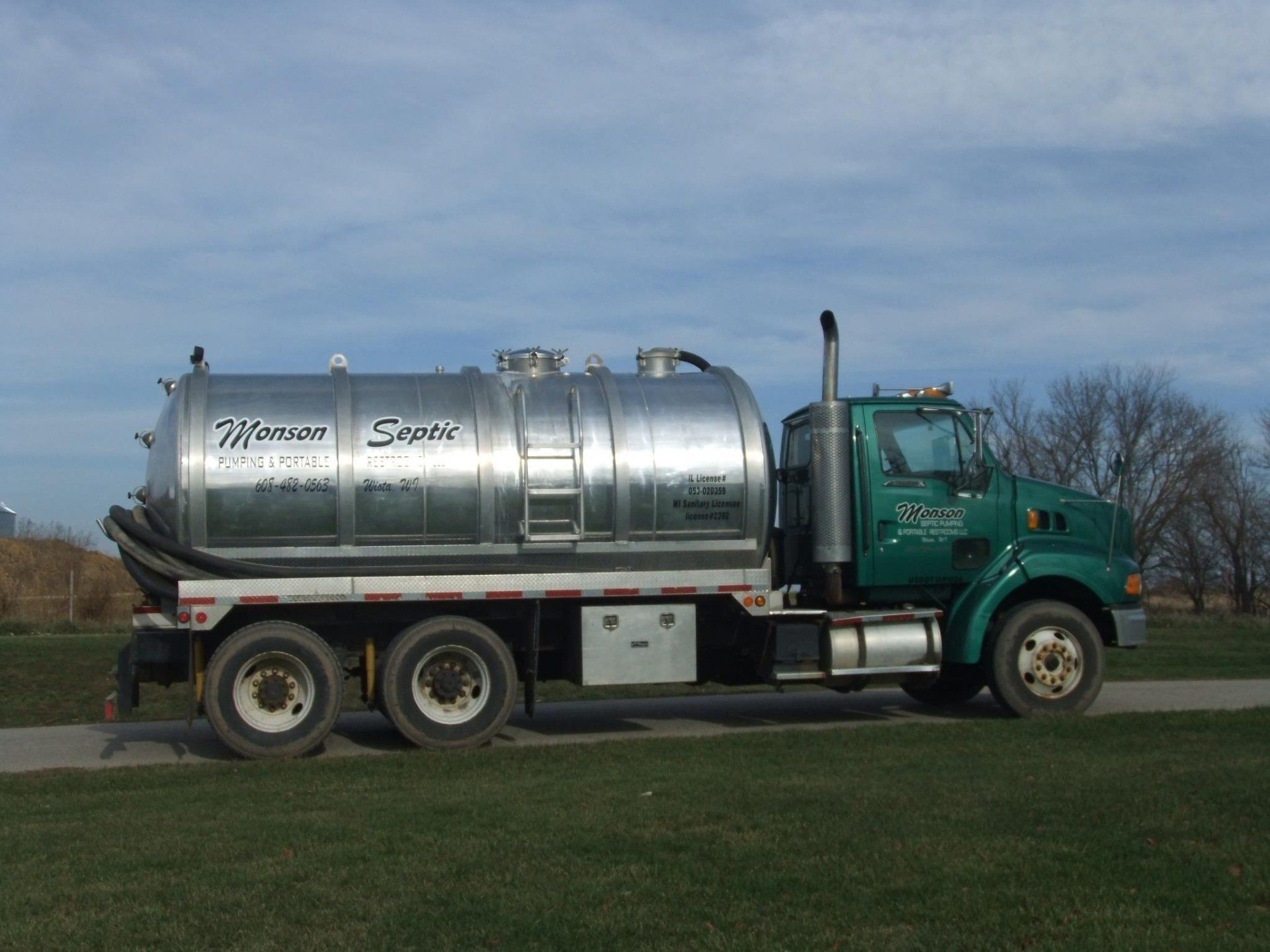 Septic tank cleaning truck