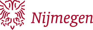 Het logo van Nijmegen, bordeauxrode tekst met een symbool.