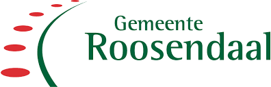 Logo van de gemeente Rooseendaal. Groene gebogen lijnen en rode stippen aan de linkerkant, de tekst is groen.
