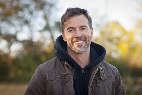 Uomo sorridente
