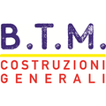 Logo di B.T.M. Costruzioni Generali con testo viola e rosso e una linea gialla