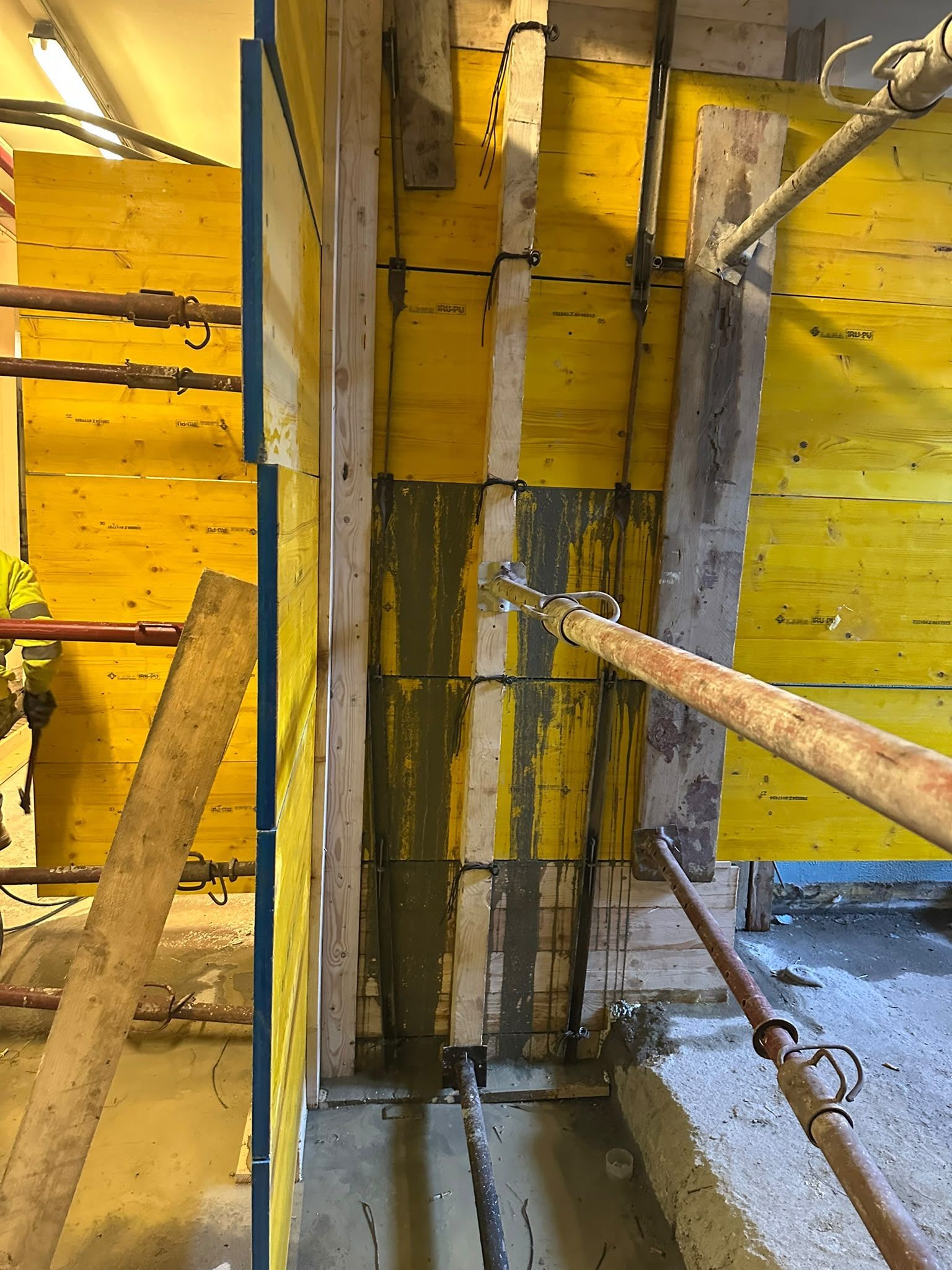 Casseratura gialla da cantiere con armature verticali in acciaio e puntelli di sostegno