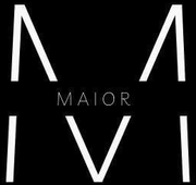 Un logo stilizzato con la parola "MAIOR" centrata tra due grandi forme geometriche bianche a forma di "M" su sfondo nero.