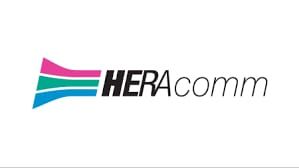 Il logo di HERAcomm presenta una grafica con tre strisce orizzontali rosa, verdi e blu accanto alla parola