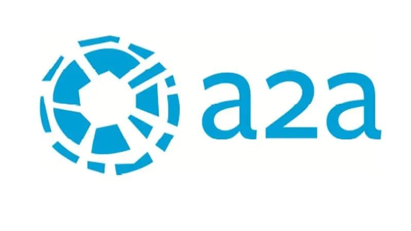 Un logo circolare composto da frammenti geometrici blu, posizionato a sinistra della scritta minuscola