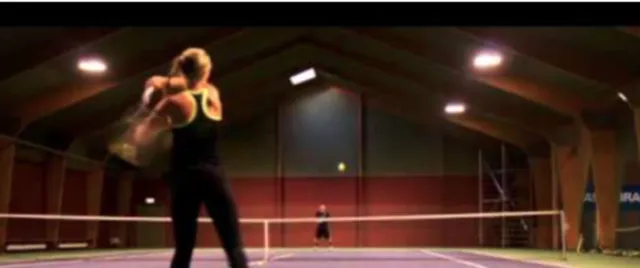 En kvinde svinger en tennisketsjer på en tennisbane